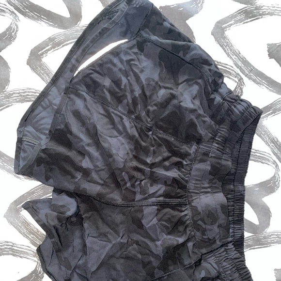 Lululemon shorts size 4 - Picture 2 of 2